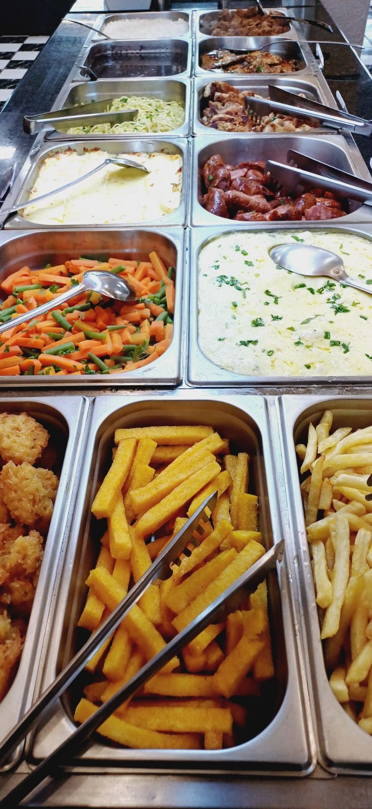 Buffet do Recanto e Sabor com pratos quentes, legumes e acompanhamentos