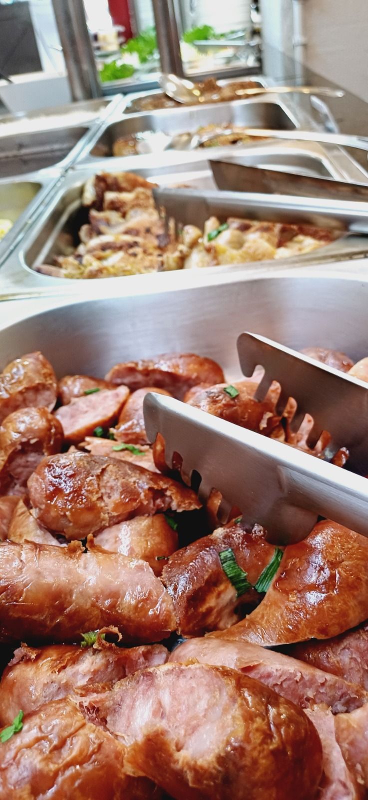 Linguiça assada servida no buffet do Recanto e Sabor