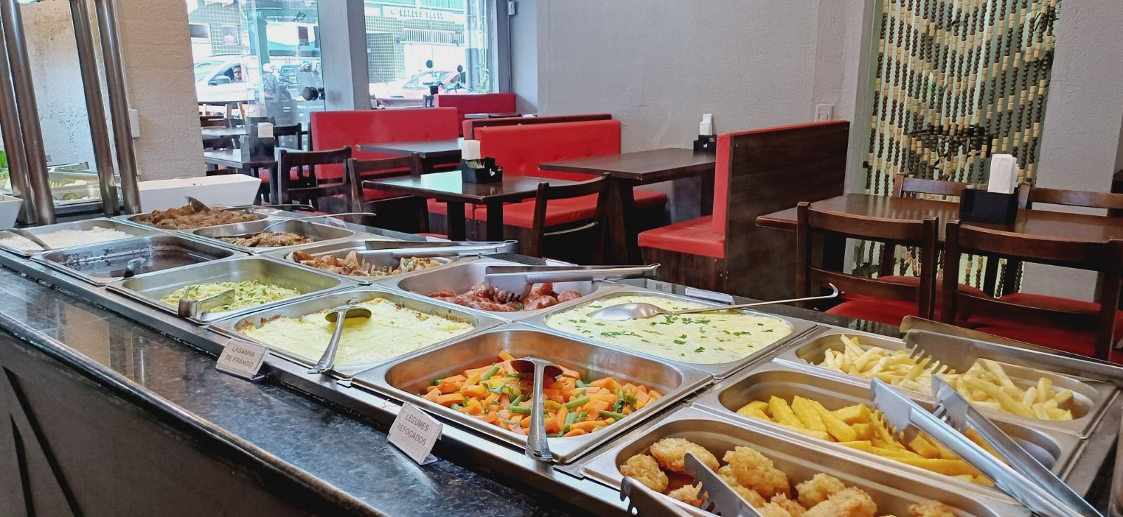 Buffet e salão do Restaurante Recanto e Sabor em Balneário Camboriú