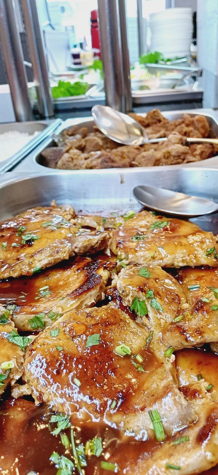 Bife ao molho com cheiro-verde no buffet do restaurante