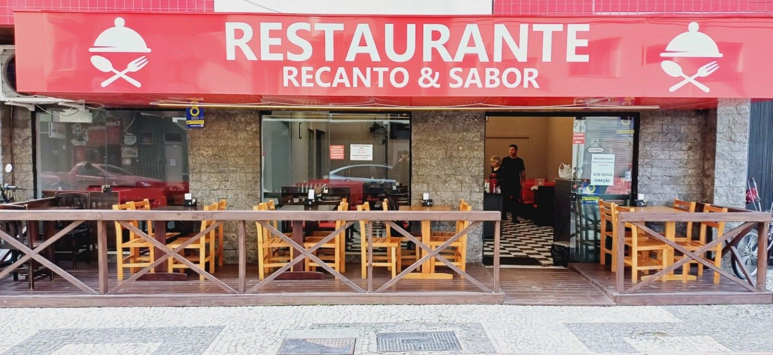 Fachada vermelha do Restaurante Recanto e Sabor